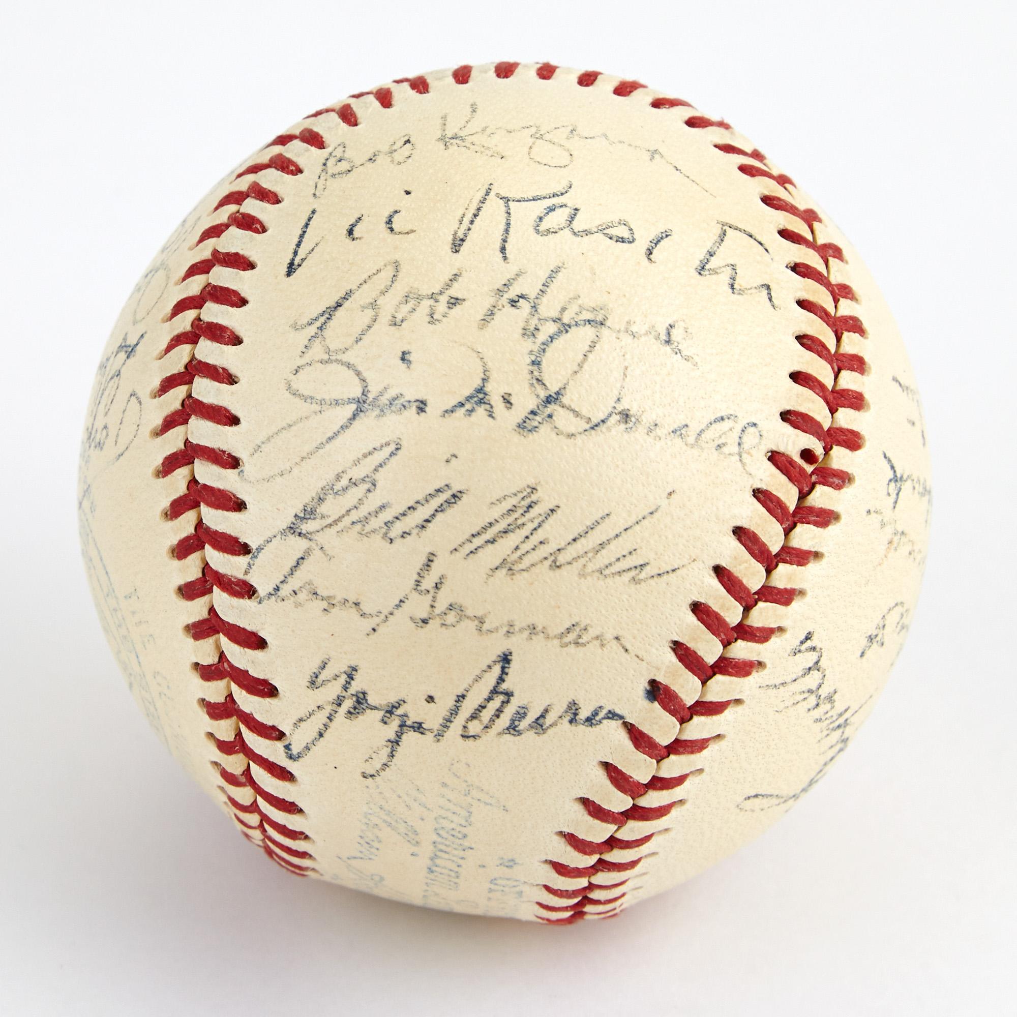 BASEBALL-SIGNED] 1952 New York Yankees signed baseball including
